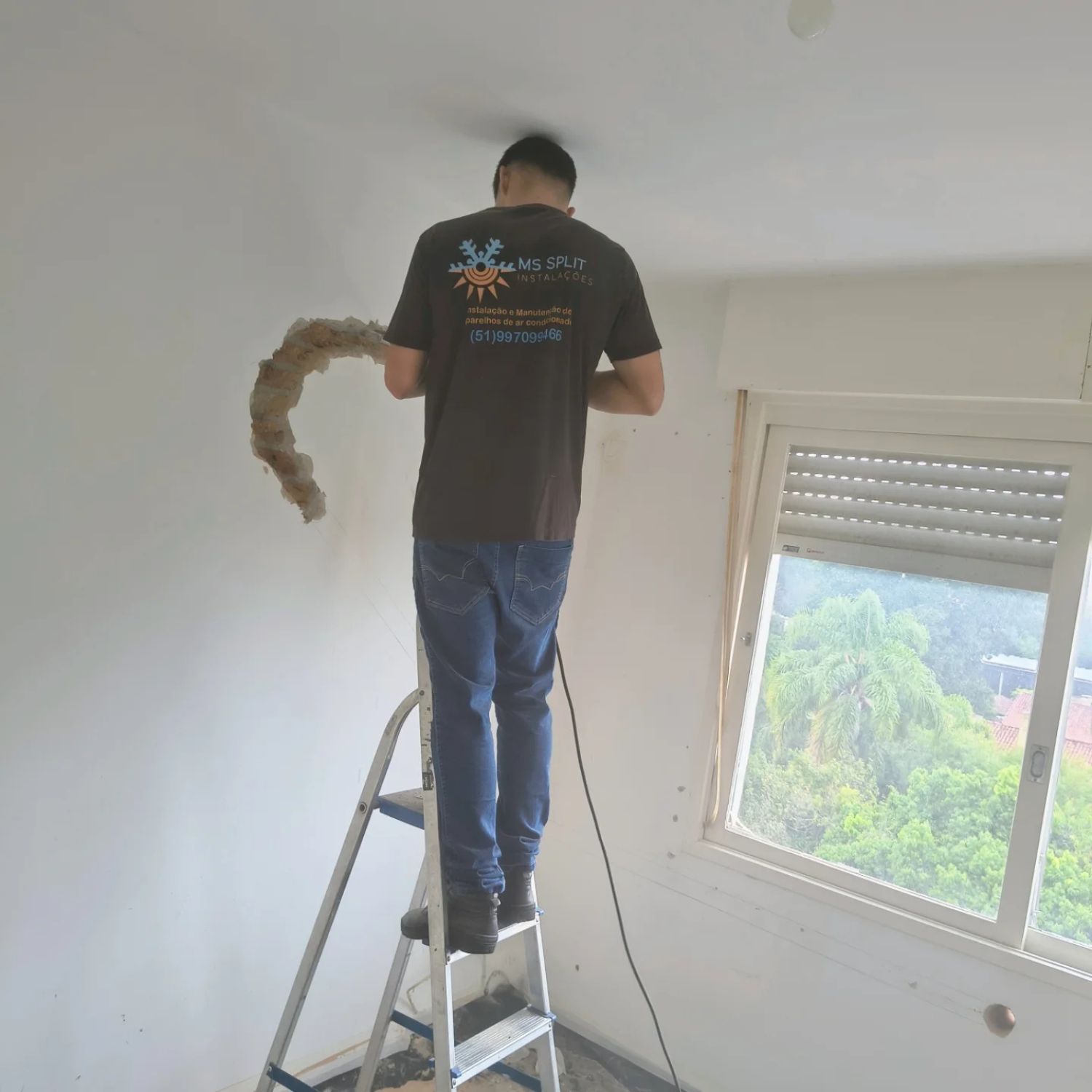 Profissional trabalhando com climatização - IMAGEM